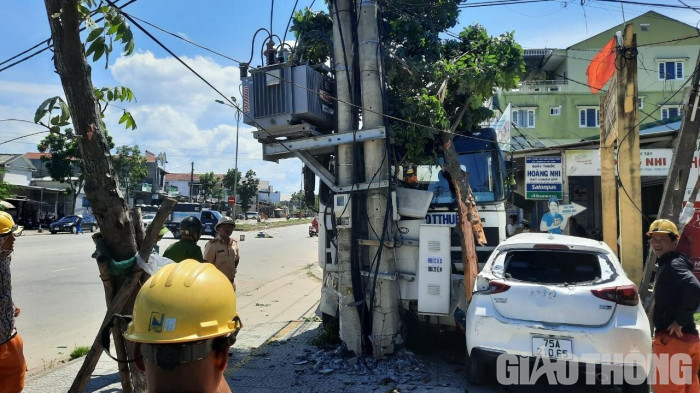 Xe bồn lao qua dải phân cách, đâm gãy trụ điện trạm biến áp ở Huế 1