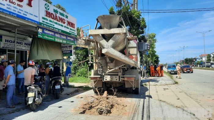 Xe bồn lao qua dải phân cách, đâm gãy trụ điện trạm biến áp ở Huế 5