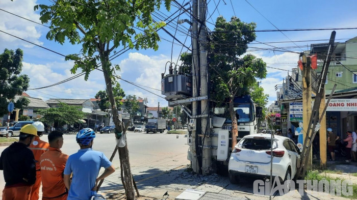 Xe bồn lao qua dải phân cách, đâm gãy trụ điện trạm biến áp ở Huế 6