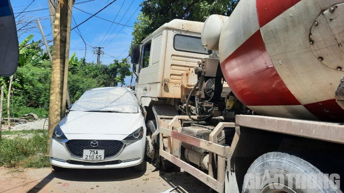 Xe bồn lao qua dải phân cách, đâm gãy trụ điện trạm biến áp ở Huế 7