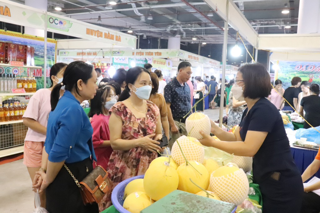 Các sản phẩm của doanh nghiệp, HTX được bày bán tại hội chợ OCOP Quảng Ninh - Hè 2023 góp phần thúc đẩy tiêu thụ và quảng bá sản phẩm.