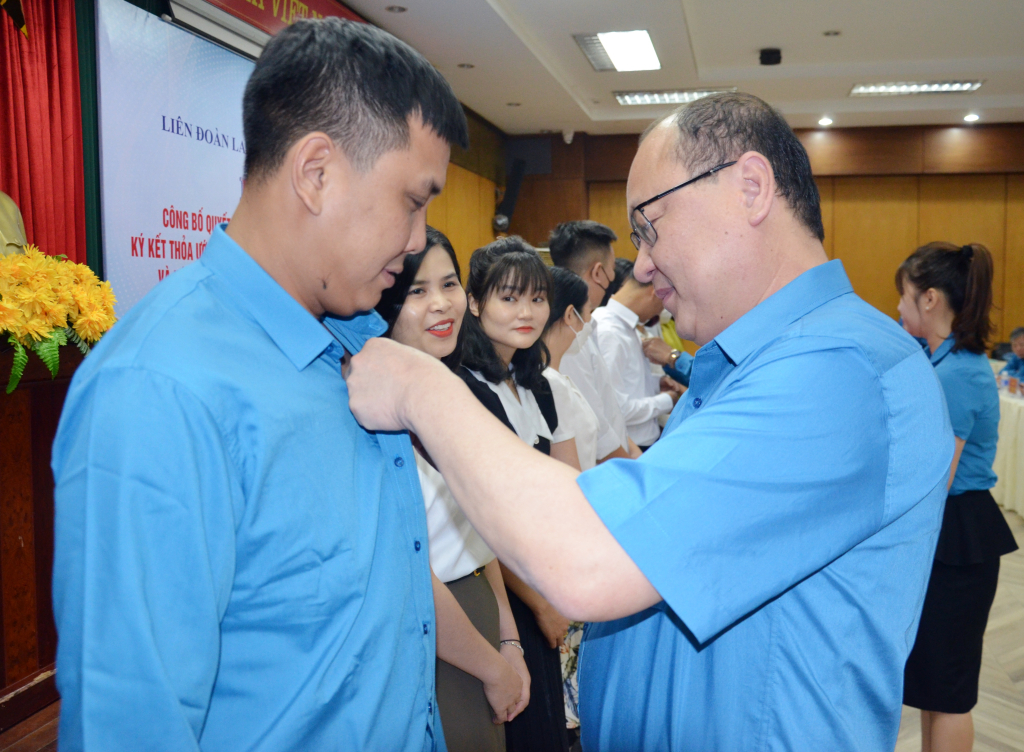 Ông Bùi Minh Thanh, Phó Chủ tịch LĐLĐ tỉnh gắn huy hiệu đoàn cho đại diện đoàn viên công đoàn tại lễ công bố quyết định thành lập CĐCS tại TP Hạ Long tháng 5/2023.