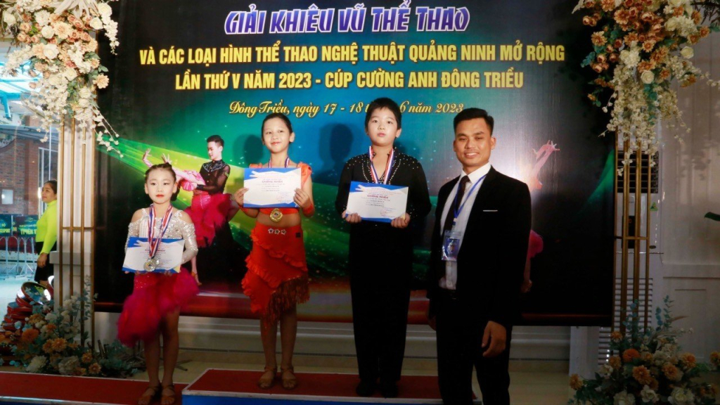 BTC trao giải cho các VĐV đạt giải thuộc 2 nội dung Thiếu niên, Nhi đồng