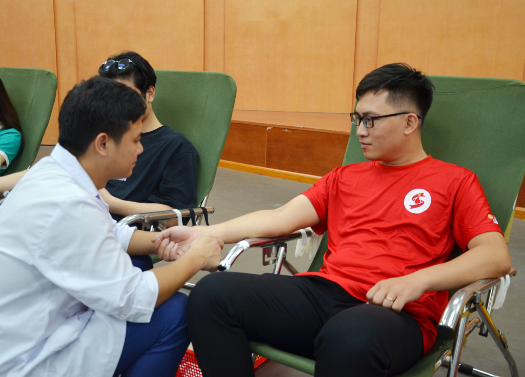 Anh Nguyễn Phương Anh, Bí thư đoàn thanh niên phường Mạo Khê (TX Đông Triều) tham gia HMTN tại trong chương trình Hành trình đỏ năm 2023 tại TP Hạ Long.