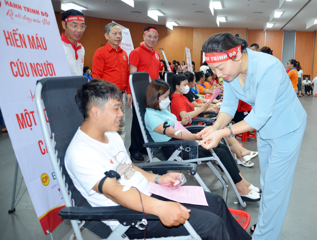 Đồng chí Vi Ngọc Bích, Phó Chủ tịch Thường trực HĐND tỉnh trao biểu trưng của Hội Chữ thập đỏ Việt Nam cho tình nguyện viên tham gia HMTN tại chương trình Hành trình đỏ năm 2023.