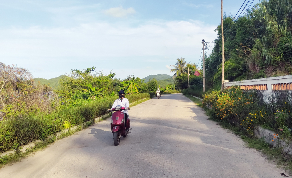 Học sinh khối THCS thôn Ngọc Nam (xã Ngọc Vừng) đi xe máy điện trên đường đi học về