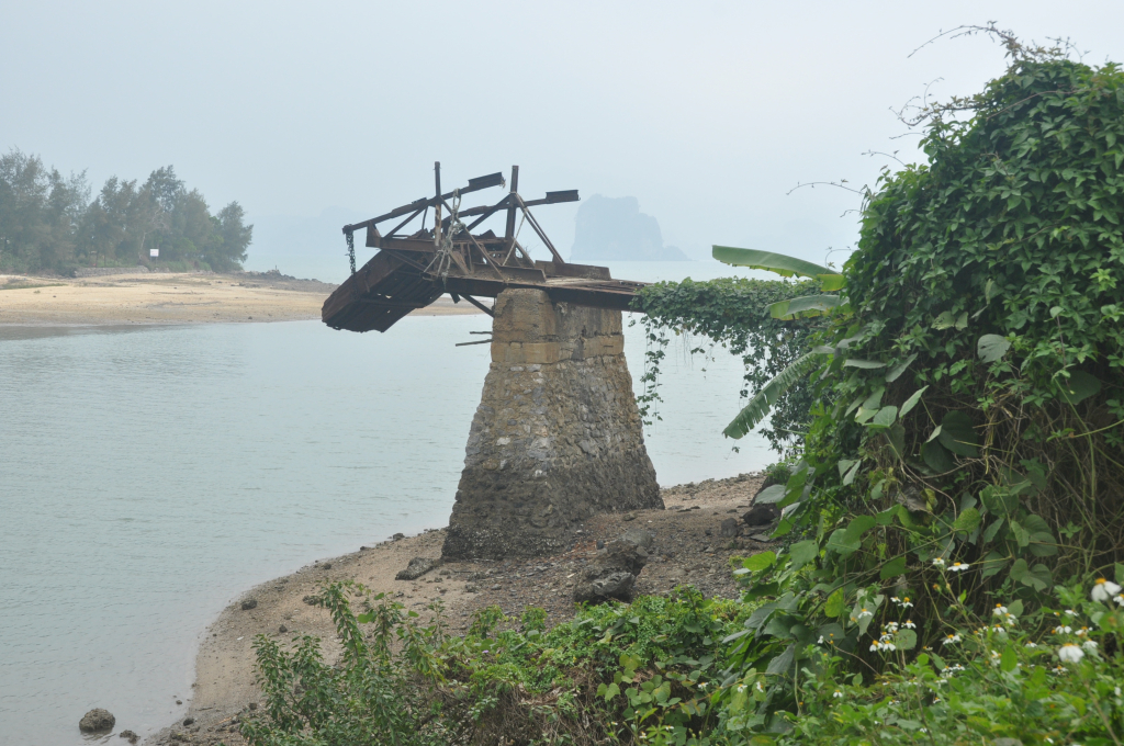 Dấu tích cảng rót than tại mỏ Kế Bào - một trong những mỏ than được khai thác sớm nhất ở Quảng Ninh.