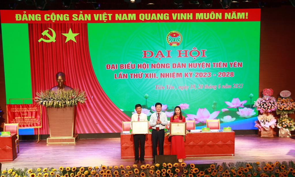 Lãnh đạo Hội Nông dân tỉnh khen thưởng cho các tập thể, cá nhân có thành tích xuất sắc trong công tác Hội và phong trào nông dân huyện Tiên Yên nhiệm kỳ 2018-2023