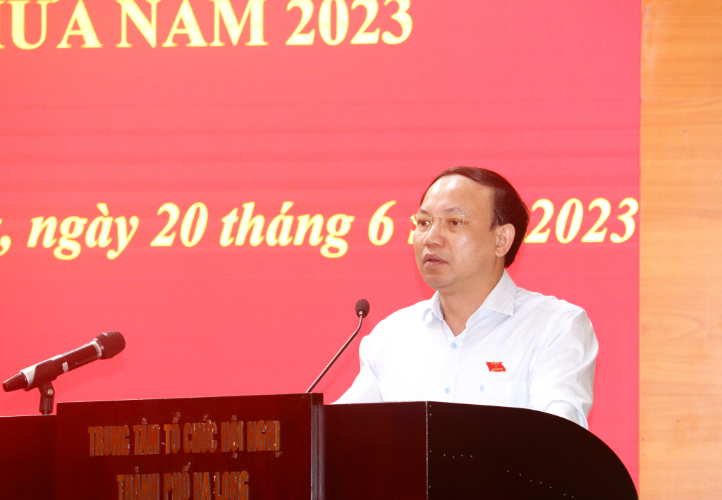 Đồng chí Nguyễn Xuân Ký, Ủy viên Trung ương Đảng, Bí thư Tỉnh ủy, Chủ tịch HĐND tỉnh, phát biểu tại buổi tiếp xúc cử tri