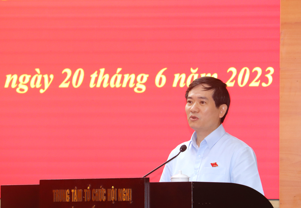 Đồng chí Vũ Quyết Tiến, Bí thư Thành ủy Hạ Long, giải đáp kiến nghị của các cử tri thuộc thẩm quyền.