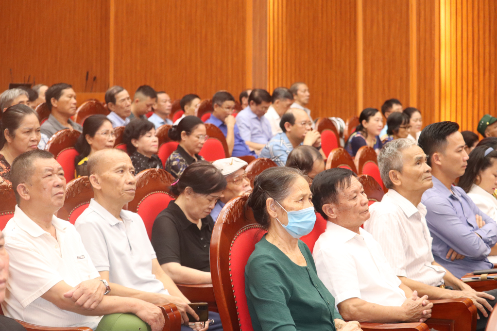 Các cử tri 5 phường và cử tri của Hiệp hội du lịch tỉnh, Hiệp hội doanh nghiệp TP Hạ Long dự buổi tiếp xúc với các đại biểu HĐND tỉnh, HĐND thành phố.