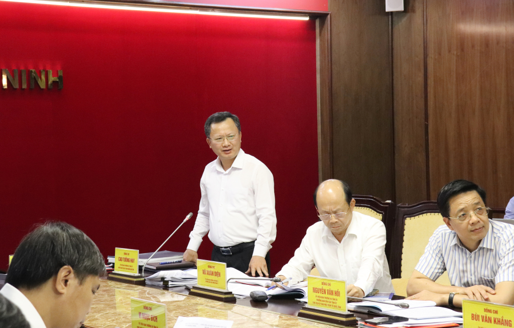 Đồng chí Cao Tường Huy, Quyền Chủ tịch UBND tỉnh, phát biểu tại cuộc họp.
