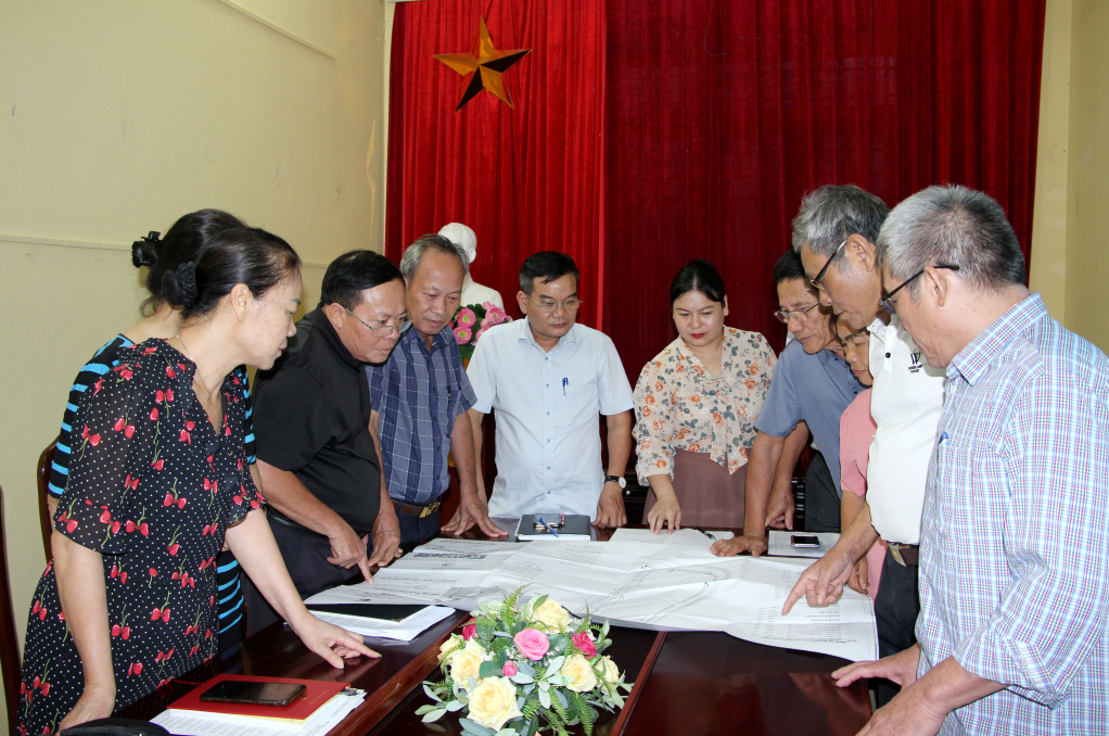 Tổ giám sát đầu tư công cộng đồng thị trấn Tiên Yên (huyện Tiên Yên) nghiên cứu hồ sơ, thực hiện công tác giám sát dự án trên địa bàn. Ảnh: Mạnh Trường
