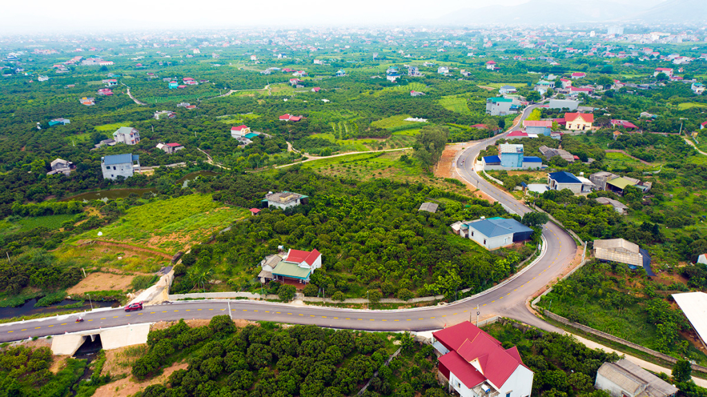 Tuyến đường đi qua các xã: Quý Sơn, Phượng Sơn và thị trấn Chũ với kinh phí hơn 110 tỷ đồng tạo điều kiện thuận lợi cho nông dân tiêu thụ vải thiều.