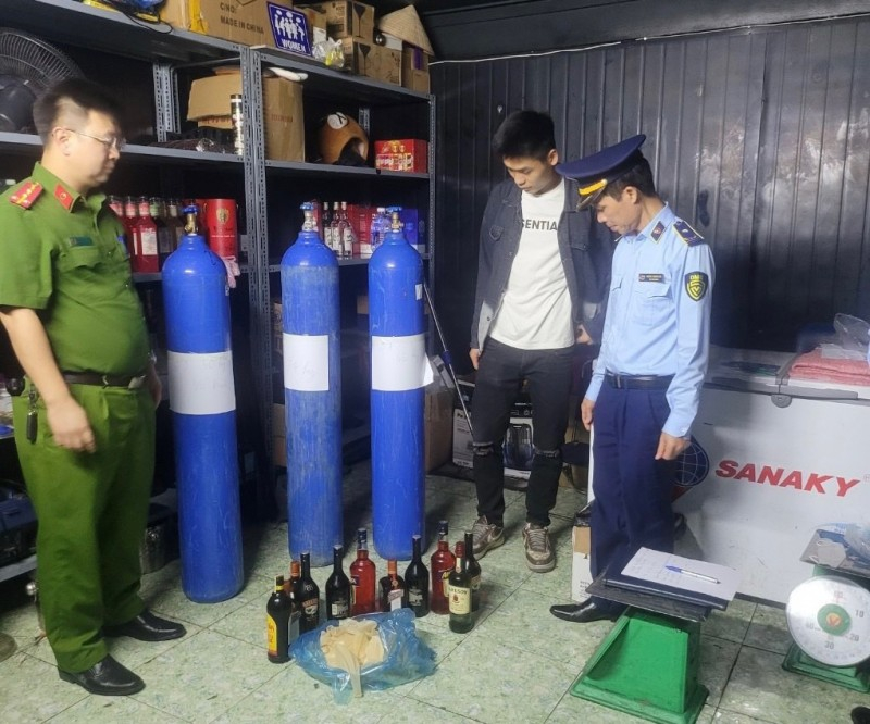 Lực lượng Quản lý thị trường tỉnh Quảng Ninh phát hiện và tạm giữ 70 bình khí N02 tại TP. Cẩm Phả