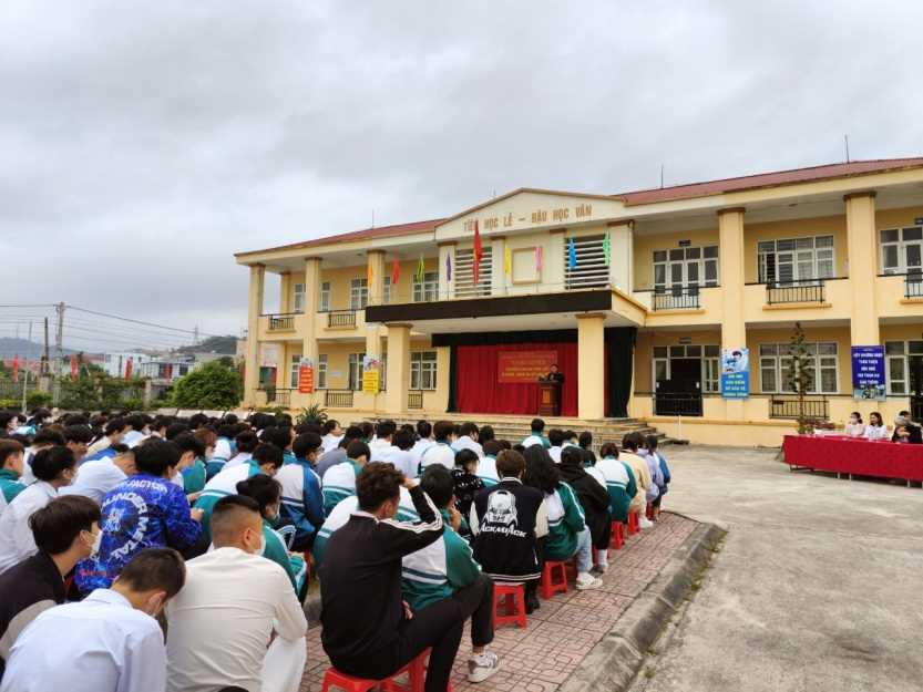Viện KSND huyện Vân Đồn phối hợp Công an huyện tuyên truyền pháp luật về phòng, chống ma túy cho học sinh và giáo viên của Trung tâm Trung tâm giáo dục nghề nghiệp, giáo dục thường xuyên huyện. Ảnh: Mỹ Hạnh (CTV)