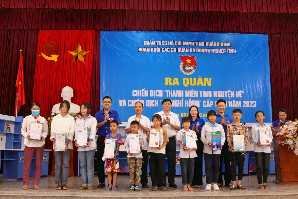 Đoàn Khối các cơ quan và doanh nghiệp tỉnh trao góc học tập cho trẻ em có hoàn cảnh khó khăn tại xã Quảng Long, huyện Hải Hà.
