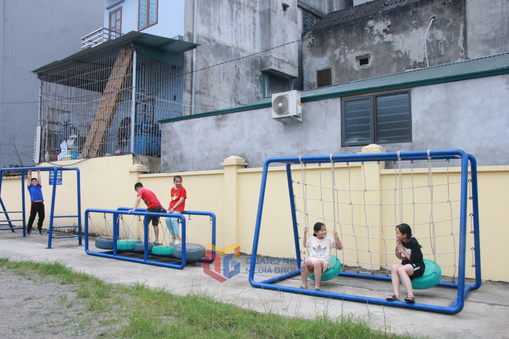 Sân vui chơi thiếu nhi tại khu phố 1 (phường Hà Khẩu) được Thành Đoàn Hạ Long trao tặng vừa khánh thành và bàn giao đầu tháng 5/2023. Ảnh: Nguyễn Hoa.