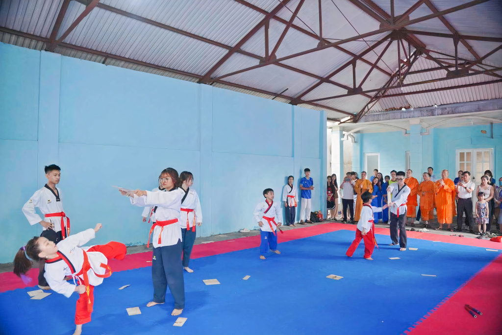 Lớp học võ cho thanh, thiếu nhi được tổ chức tại Trung tâm Phát triển Thanh thiếu nhi TP Uông Bí.