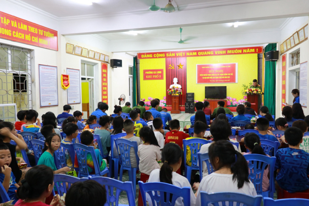 Công an phường Ka Long (Móng Cái) tuyên truyền kiến thức pháp luật cho học sinh trong dịp hè.
