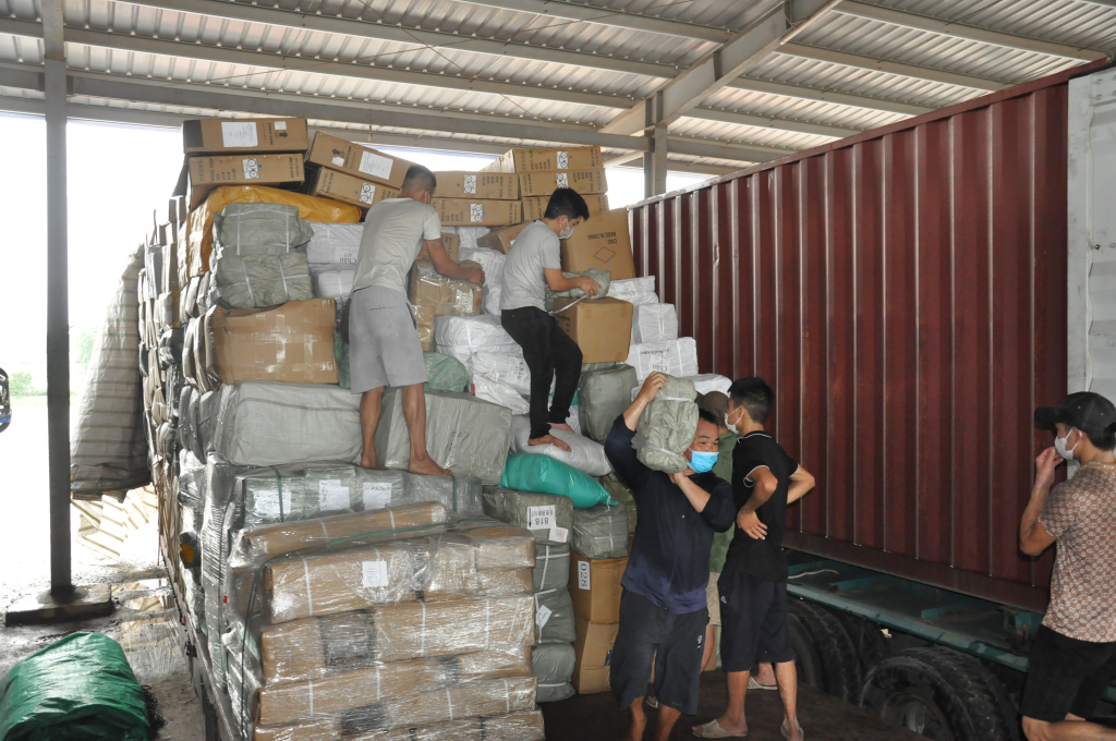 Từ đầu năm đến hết ngày 19/6 đã có gần 770.000 tấn hàng hóa XNK qua các cửa khẩu, lối mở trên địa bàn TP Móng Cái (Bốc xếp hàng hóa nhập khẩu tại bãi kiểm hóa cầu Bắc Luân 2)
