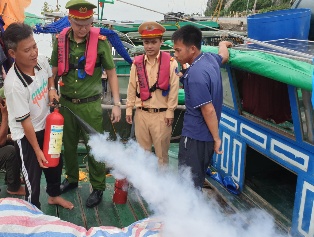 Cán bộ chiến sỹ Phòng Cảnh sát Đường thủy và Đội CS PCCC và CNCH Công an TP Hạ Long hướng dẫn bà con ngư dân sử dụng bình chữa cháy.