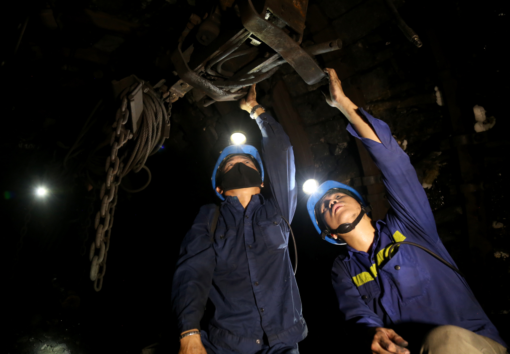 Các thiết bị trong hầm mỏ được kiểm tra bảo dưỡng thường xuyên, nhằm đảm bảo an toàn cho người lao động trong quá trình làm việc.