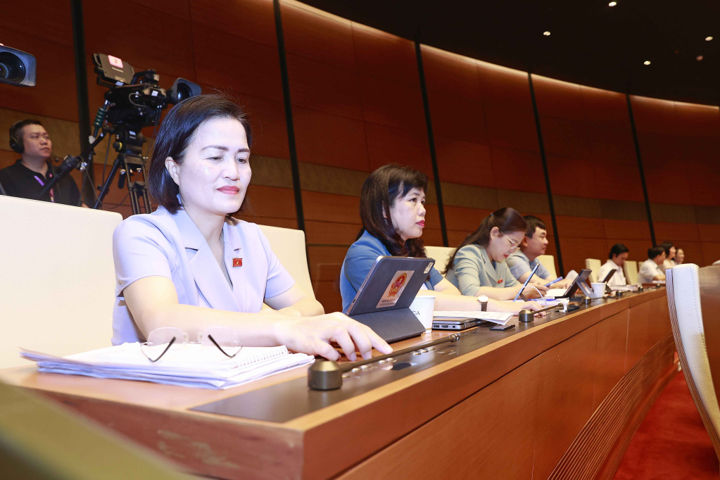 Các đại biểu Quốc hội tỉnh Quảng Ninh nhấn nút biểu quyết thông qua dự thảo Luật.