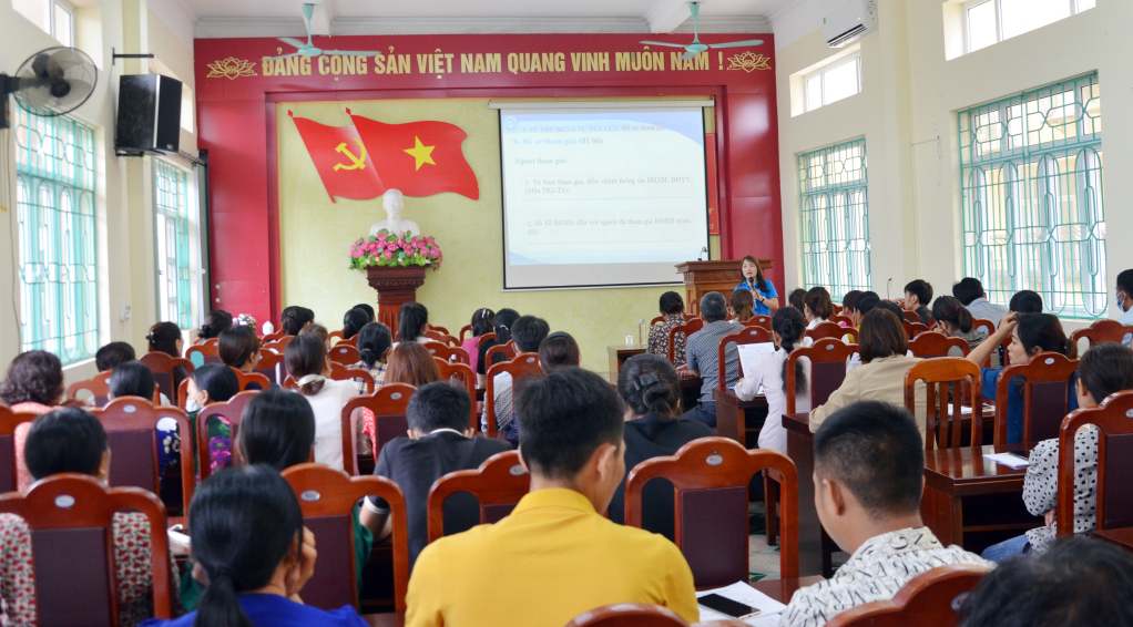 BHXH tỉnh tổ chức tuyên truyền, đối thoại một số nội dung chính sách BHXH, BHYT mới bổ sung, sửa đổi cho đội ngũ CBCCVC ở các xã, thị trấn trên địa bàn huyện Hải Hà (tháng 5/2023).