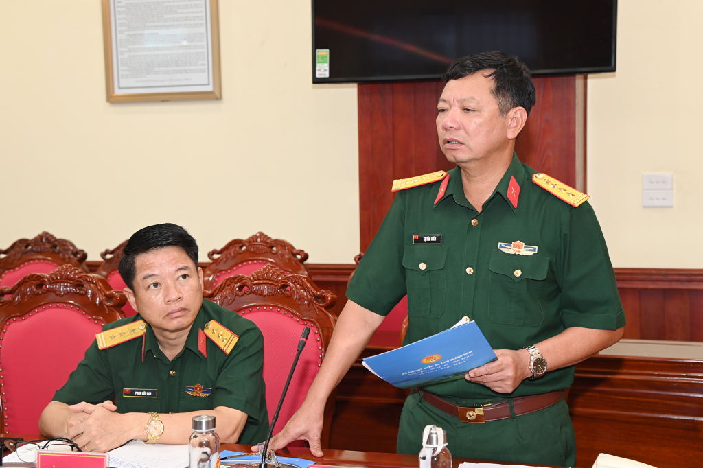 Đại tá Tạ Văn Biên, Phó Chỉ huy trưởng Bộ CHQS tỉnh, phát biểu tại buổi làm việc.