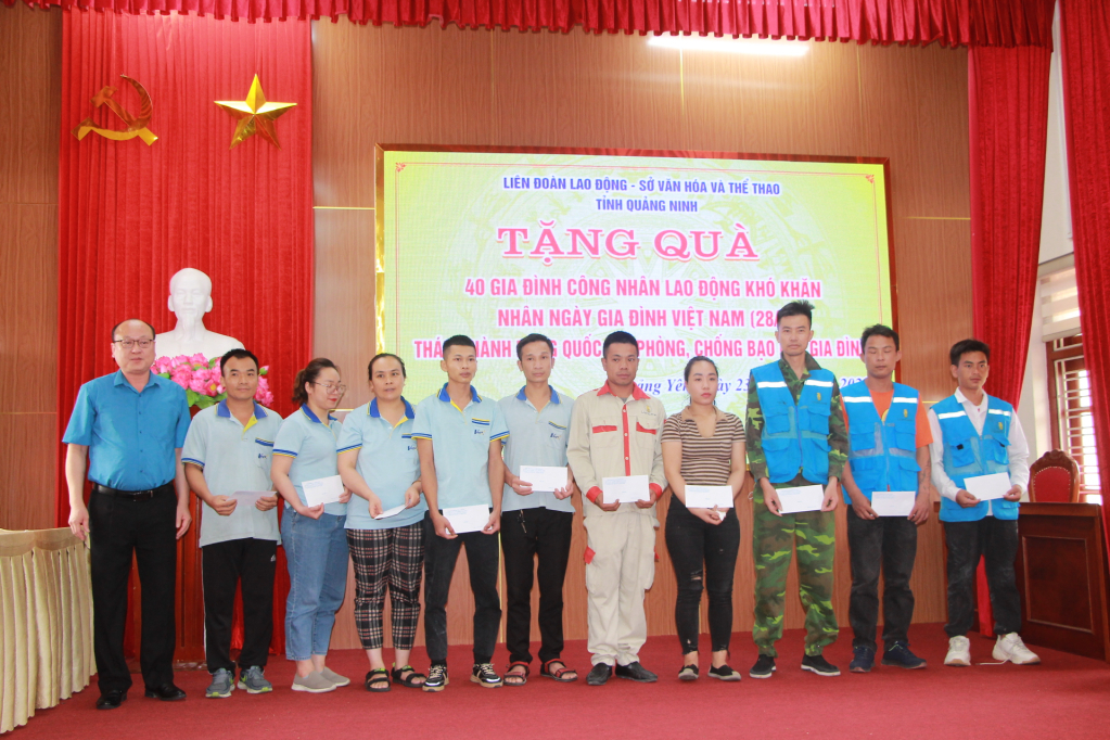Đồng chí Bùi Minh Thanh, Phó Chủ tịch Thường trực LĐLĐ tỉnh, tặng quà các gia đình công nhân có hoàn cảnh khó khăn tại hội nghị