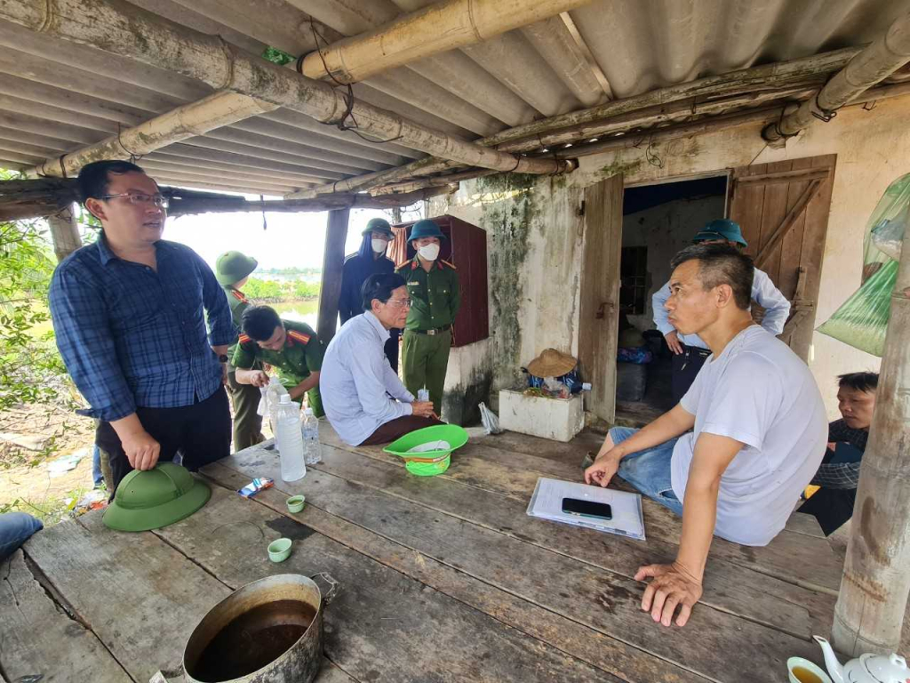 Cán bộ Trung tâm Phát triển quỹ đất TX Quảng Yên vận động người dân phường Tân An nhận tiền bồi thường, bàn giao mặt bằng triển khai Dự án Đường nối từ đường cao tốc Hạ Long - Hải Phòng (tại Km6+700) đến đường tỉnh 338 (giai đoạn 1).