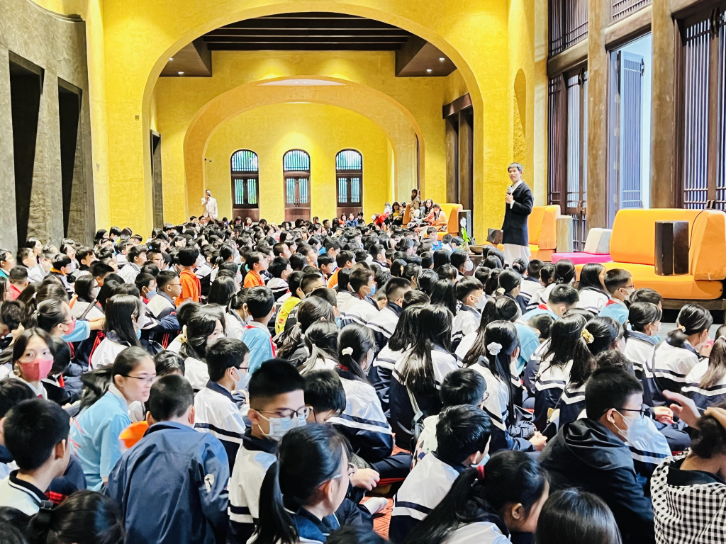 Sau đại dịch, rất nhiều học sinh các trường trong và ngoài tỉnh trải nghiệm du lịch tâm linh Yên Tử.