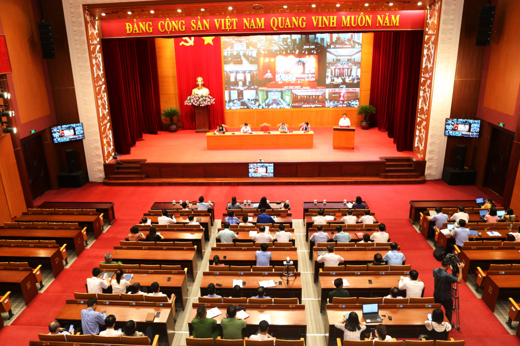 Quan cảnh buổi tiếp xúc tại Trung tâm Tổ chức Hội nghị tỉnh.