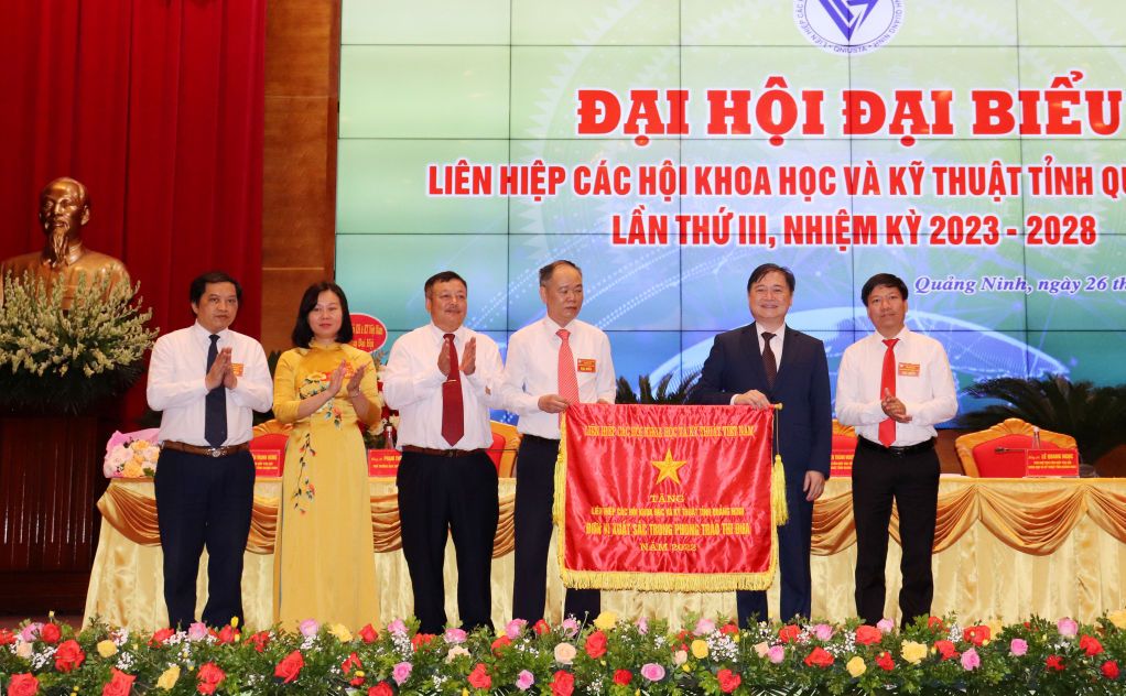 Liên hiệp các Hội Khoa học và Kỹ thuật Việt Nam tặng Cờ thi đua xuất sắc năm 2022 cho Liên hiệp các hội Khoa học và Kỹ thuật tỉnh Quảng Ninh.