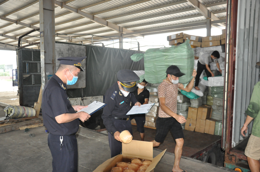 Cán bộ Chi cục Hải quan Cửa khẩu Móng Cái kiểm tra hàng hóa nhập khẩu tại Bãi kiểm hóa Cầu Bắc Luân 2