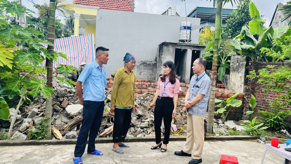 Cán bộ phòng LĐTB&XH thị xã Quảng Yên, xã Liên Hòa thăm động viên mẹ con bà Trần Thị Trâm.