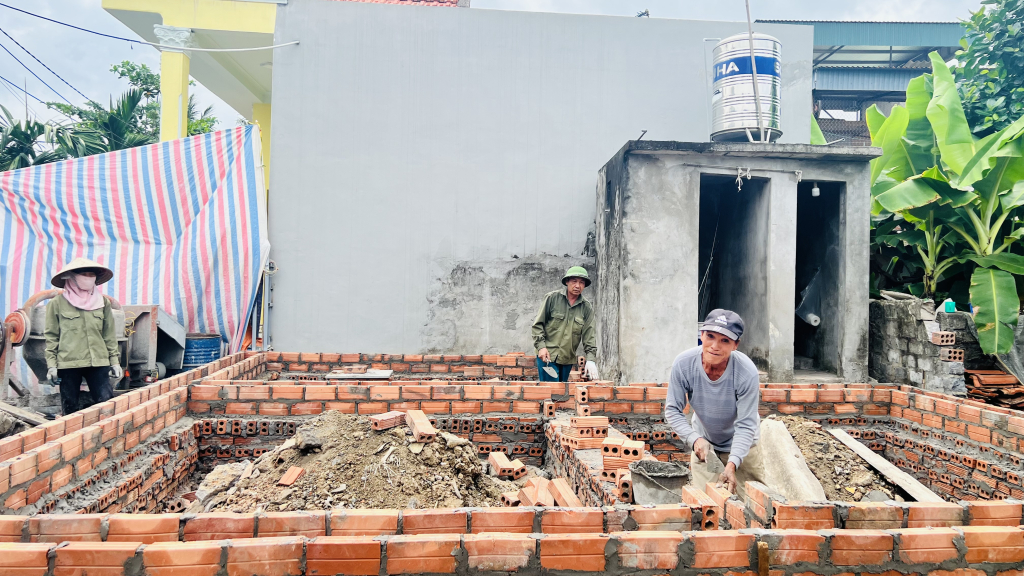 Với sự hỗ trợ của địa phương, ngôi nhà của mẹ con bà Trần Thị Trâm đang được xây dựng.