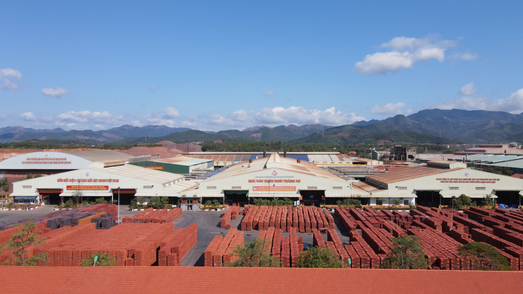 Bãi chứa hàng hóa thành phẩm của Gốm Đất Việt.