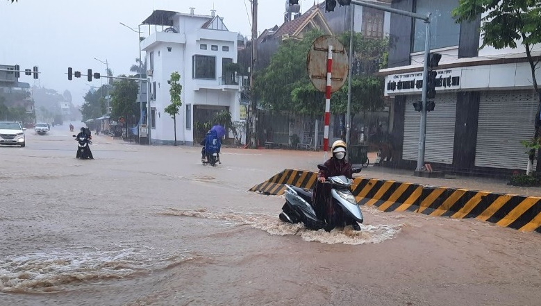 Mưa lớn gây ngập cục bộ tại một số tuyến đường thuộc phường Cửa Ông, TP Cẩm Phả, sáng ngày 10/5/2022. Ảnh: Thanh Tùng