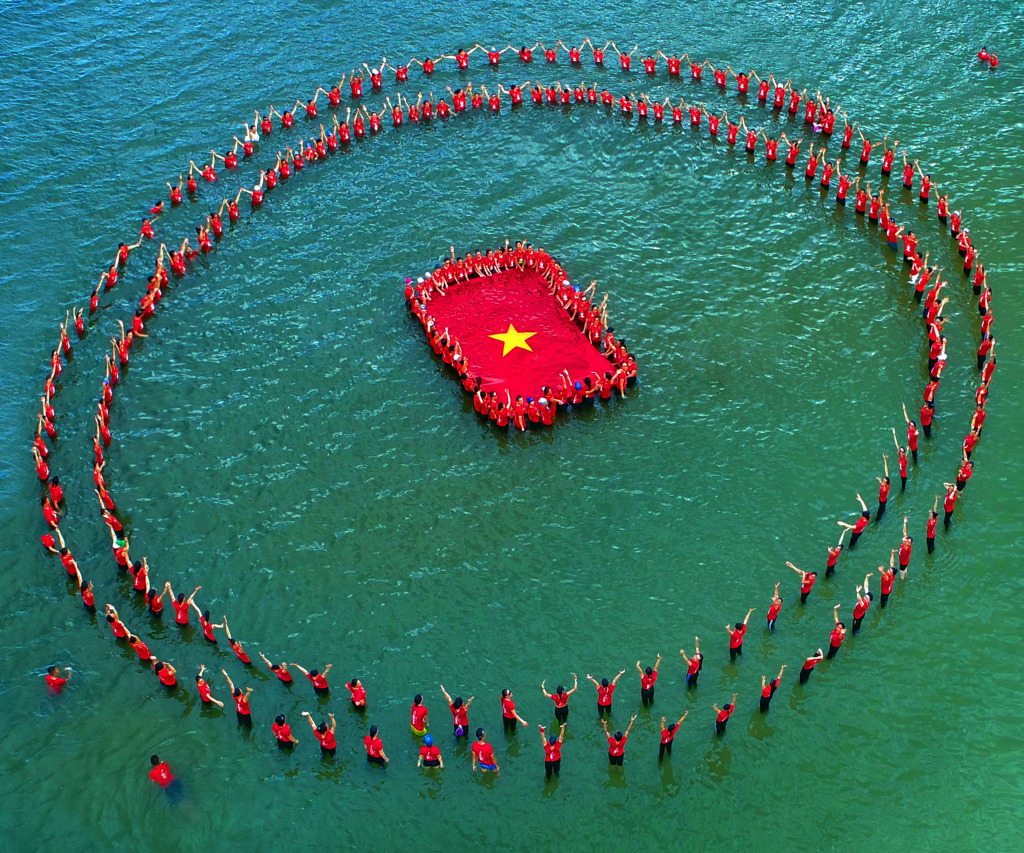“Tôi yêu biển quê tôi” - Huy chương Vàng Liên hoan ảnh nghệ thuật Khu vực đồng bằng Sông Hồng năm 2020; triển lãm tại Cuộc thi ảnh nghệ thuật Việt Nam năm 2020 và giải C Liên hiệp các Hội Văn học nghệ thuật Việt Nam.
