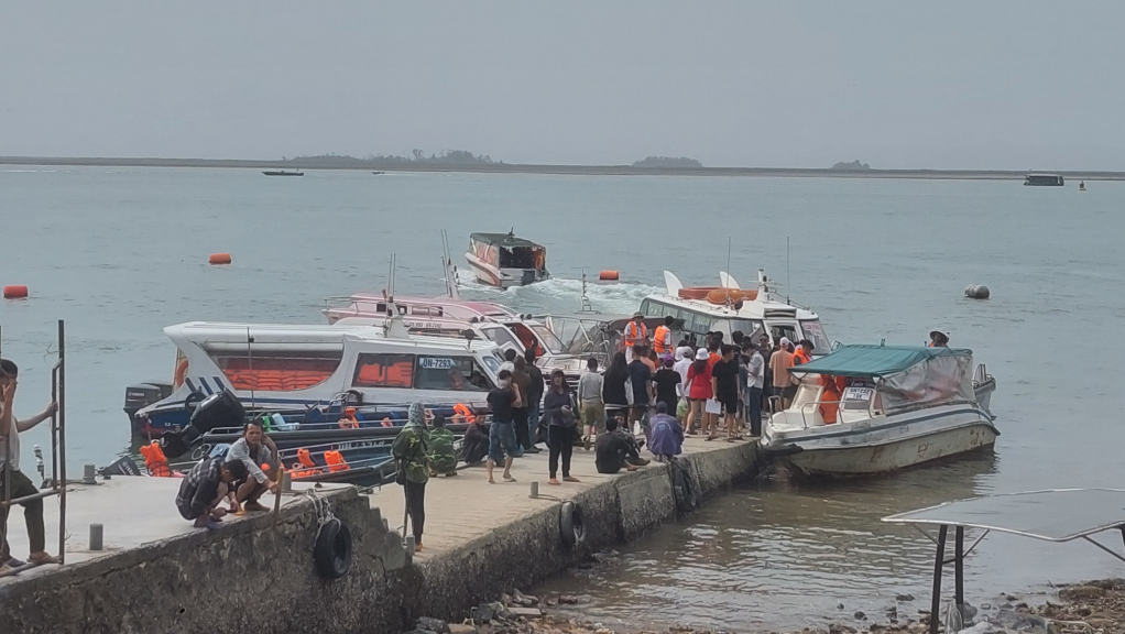 Dịch vụ xuồng cao tốc chở người dân, du khách từ bến mũi Ngọc (Bình Ngọc) ra cảng Vạn Gia (Vĩnh Thực) và ngược lại