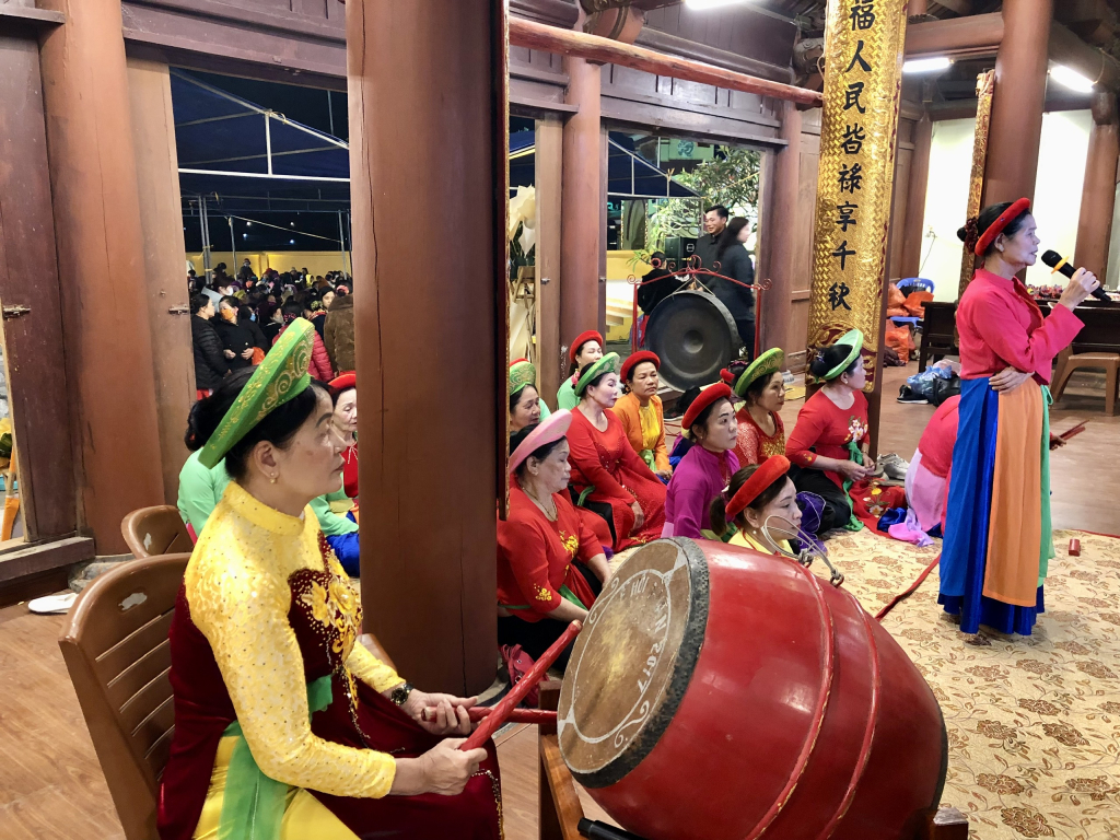 Nghệ nhân Ưu tú Lê Thị Lộc (giữa) cùng các thành viên Câu lạc bộ Hát nhà tơ - hát, múa cửa đình xã Vạn Ninh trình diễn một tiết mục tại lễ hội đình Vạn Ninh dịp đầu xuân 2023.