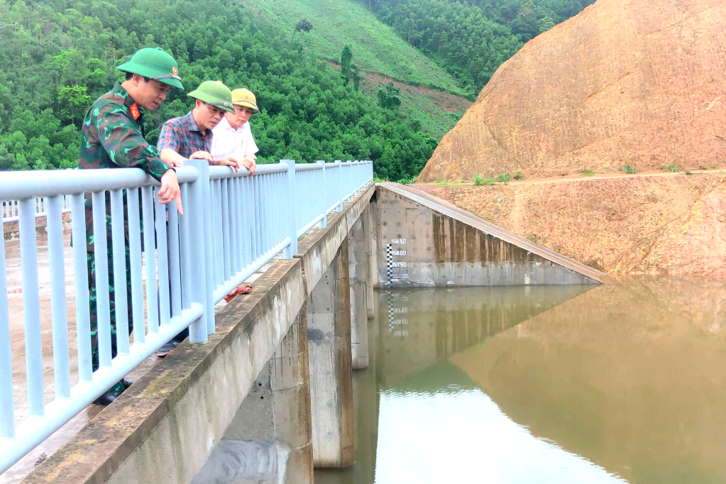 Lãnh đạo huyện Ba Chẽ kiểm tra công tác bảo đảm an toàn hồ đập tại xã Lương Mông. Ảnh: Bình Minh - Trung tâm TT-VH huyện Ba Chẽ.