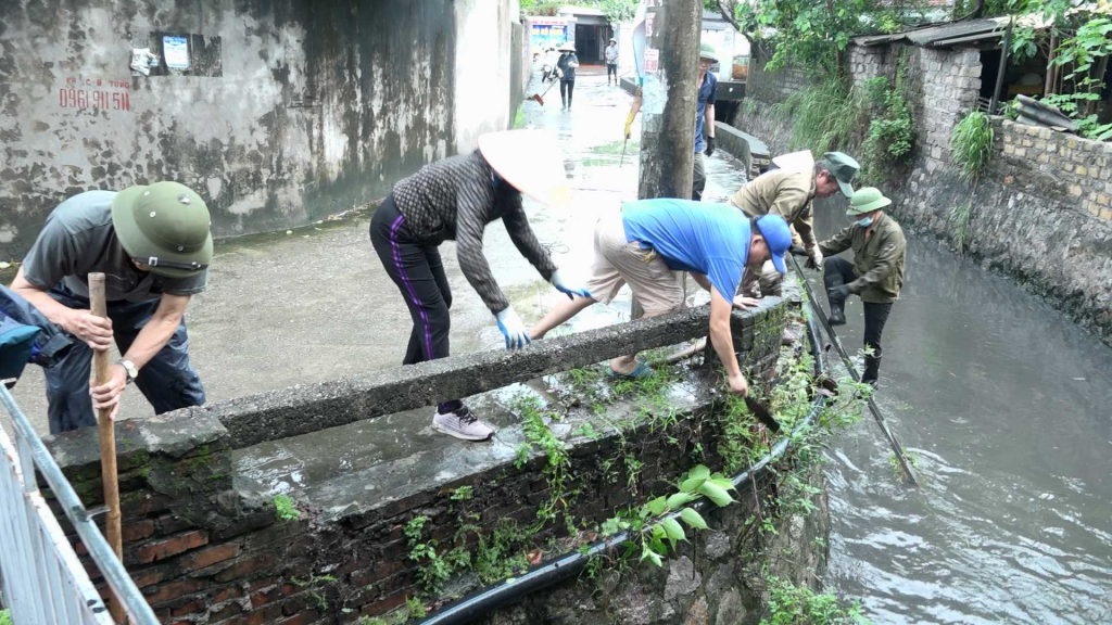 Người dân khu Tân Lập 6, phường Cẩm Thủy, TP Cẩm Phả vệ sinh kênh mương.
