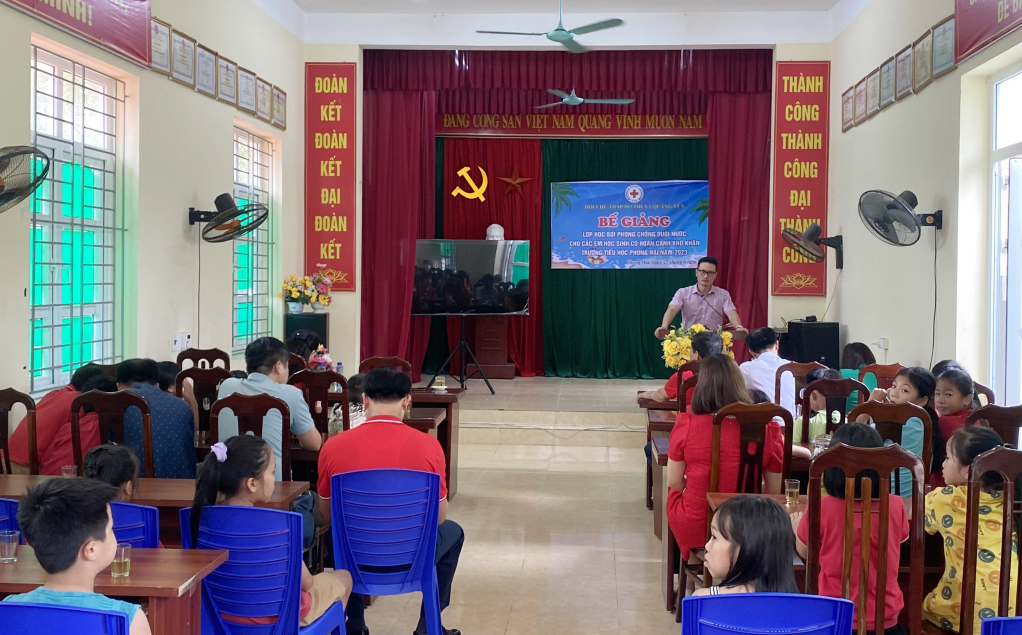 Ông Nguyễn Tuấn Anh, Phó Chủ tịch Hội Chữ thập đỏ tỉnh phát biểu bế mạc lớp học bơi cho học sinh hoàn cảnh khó khăn tại Trường tiểu học xã Phong Hải (TX Quảng Yên).