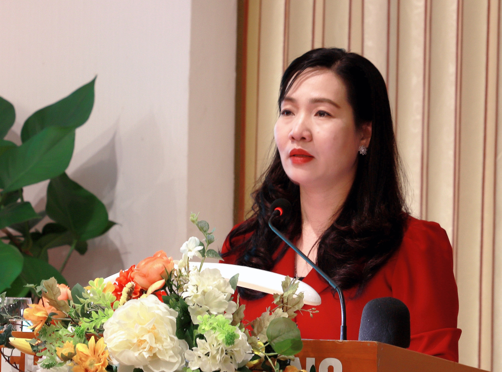 Nguyễn Thị Hạnh, Phó Chủ tịch UBND tỉnh thông tin về tình hình kinh tế-xã hội trên địa bàn tỉnh.