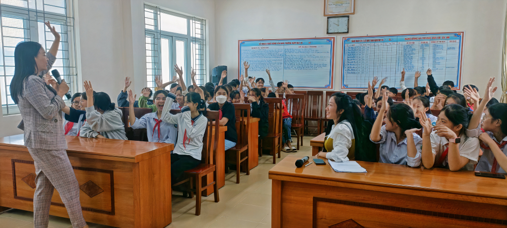 Các em học sinh trường Tiểu học -THCS xã Dân Chủ (TP Hạ Long) đều hào hứng  giao lưu trả lời các câu hỏi liên quan đến SKSS lứa tuổi vị thành niên, thanh niên.
