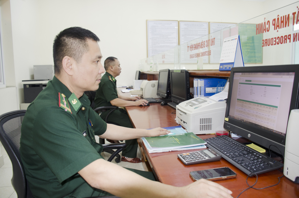 Cán bộ Đội Thủ tục, Trạm Kiểm soát biên phòng (Đồn BPCK Cảng Hòn Gai) giải quyết thủ tục xuất, nhập cảnh cho người dân qua mạng Internet.