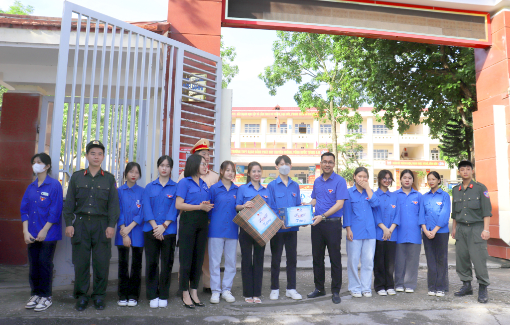 Lãnh đạo Tỉnh đoàn tặng quà động viên đội thanh niên tình nguyện tại điểm thi trường THPT Bạch Đằng. 